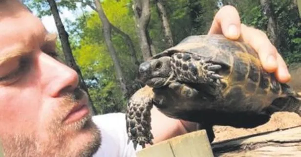 Kıvanç Tatlıtuğ ile eşi Başak Dizer Tatlıtuğ, sevimli kaplumbağa ile böyle poz verdi