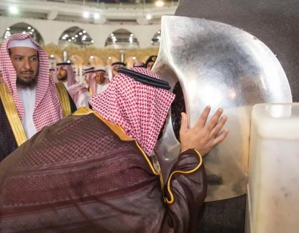 Veliaht Prens Selman'dan skandal hareket! Kutsal değerimiz Kâbe'nin tepesine çıktı-3