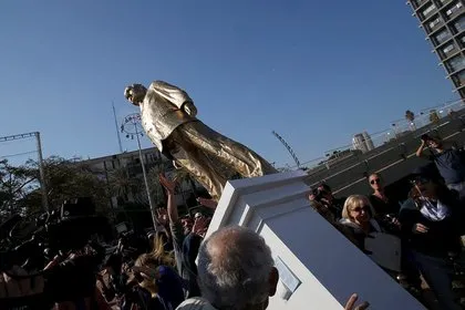 Netanyahu’nun heykelini yıktılar