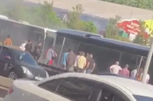 Son dakika: Yenibosna'da metrobüste yangın çıktı!