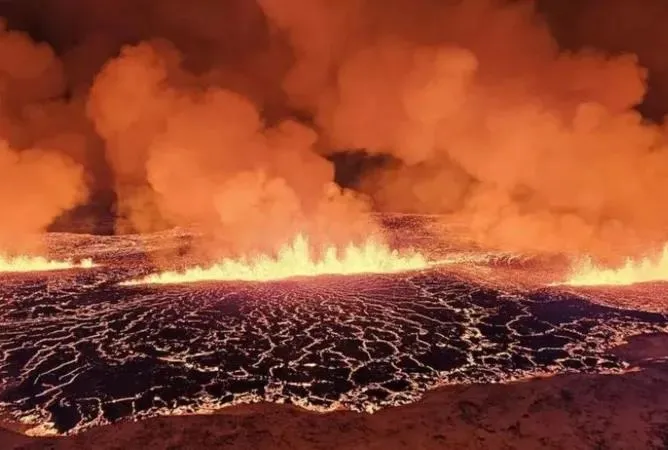 İzlanda’da yanardağ patladı!