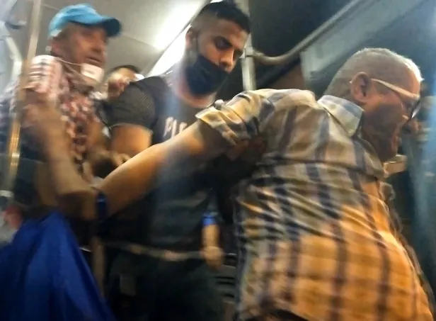 Minibüste yumruklar konuştu: Edirne'de yaşlıların maske kavgası kamerada-3