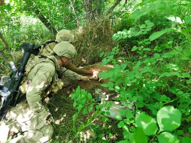 Son dakika: Hakkari'nin Yüksekova ilçesinde PKK'ya ait silah ve mühimmatlar ele geçirildi-5