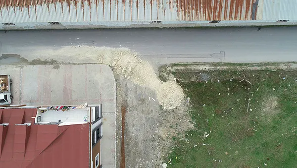 1634459712982.jpg İstanbul'da kaçak hafriyat skandalı! Güpegündüz boş arsaya döküm yapıp kaçtılar-6