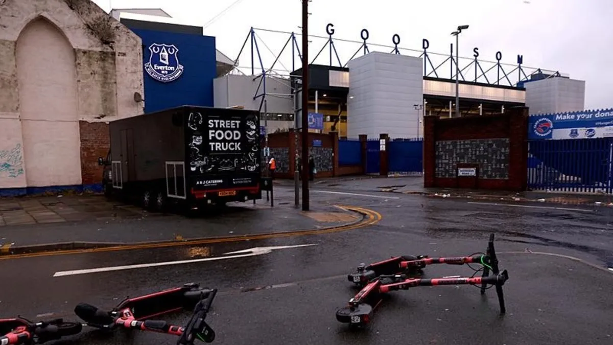 Everton Liverpool maçına erteleme kararı!