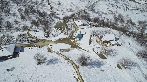 1676461524746.jpeg Malatya Doğanşehir'in kırsal bölgelerinde deprem nedeniyle derin yarıklar oluştu! "Karşı dağ ikiye yarılmış"-2