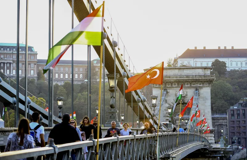 Macaristan'da Başkan Erdoğan hazırlığı! Her yer Türk bayraklarıyla süslendi! - 1