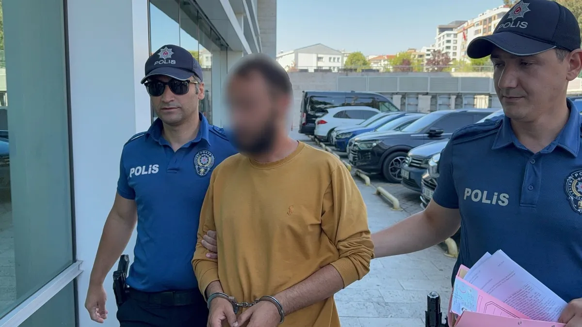 samsunda-kediye-tekme-atan-sahis-gozaltina-alindi-1784189341541.jpeg Samsun'da kediye şiddet! "Bipolar" vaka... Hayvanın can havliyle kaçışı kamerada-3