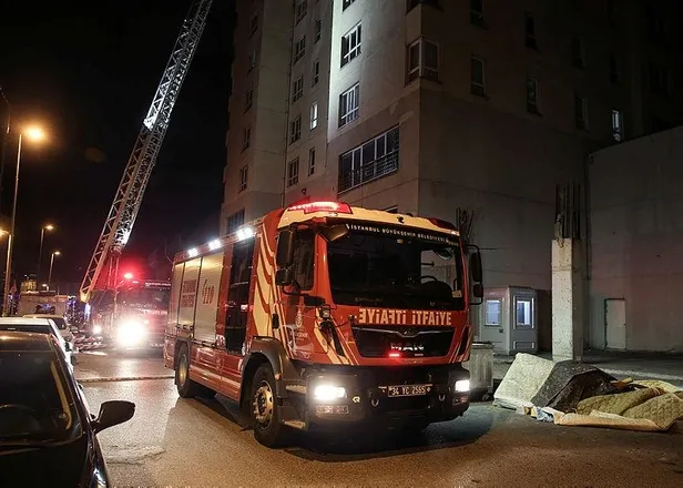 SON DAKİKA: Gece yarısı korku dolu anlar: 30 katlı binada yangın çıktı yüzlerce kişi tahliye edildi-5
