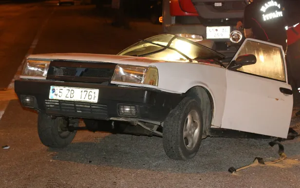 Manisa'da feci kaza! Otomobil ortadan ikiye bölündü-6