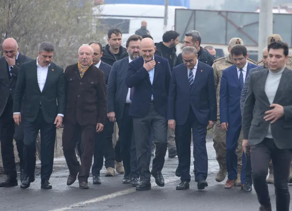 Son dakika: Diyarbakır'da polis servisine bombalı saldırı: 9 memur yaralandı-2