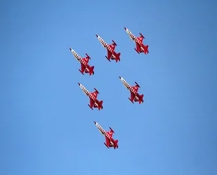 Türk pilotlardan nefes kesen gösteri