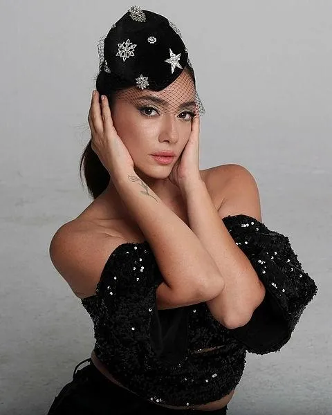 Akıncı dizisinin güzel oyuncusu Deren Talu'dan annesi Defne Samyeli'ye iltifat: Annem oyuncu koçum gibi-16