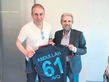 sampiyon-trabzonsporun-hocasi-abdullah-avci-takvim-i-ziyaret-etti-1653691588459.jpeg