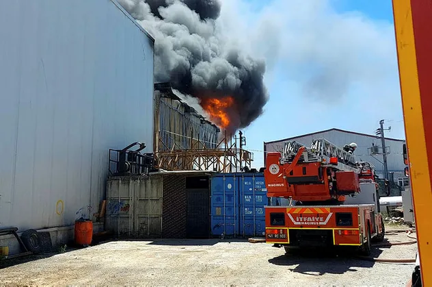 Kocaeli'de boya fabrikasında yangın paniği! Dumanlar gökyüzünü kapladı