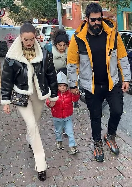 fahriye-evcen-ve-burak-ozcivit-ciftinin-oglu-karan-anne-babasindan-rol-caldi-1638905994652.jpeg Fahriye Evcen ve Burak Özçivit çiftinin oğlu Karan anne babasından rol çaldı-4