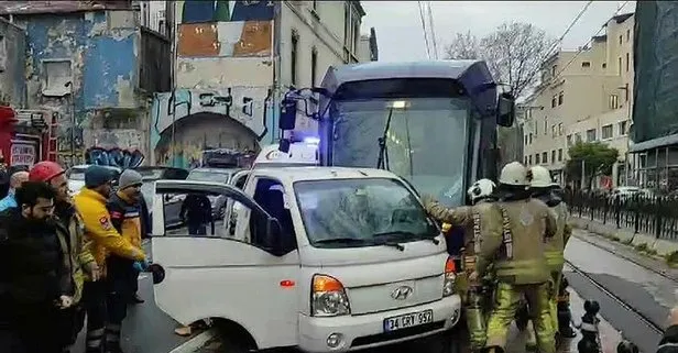 Karaköy'de kaza: Tramvay kamyonete çarptı