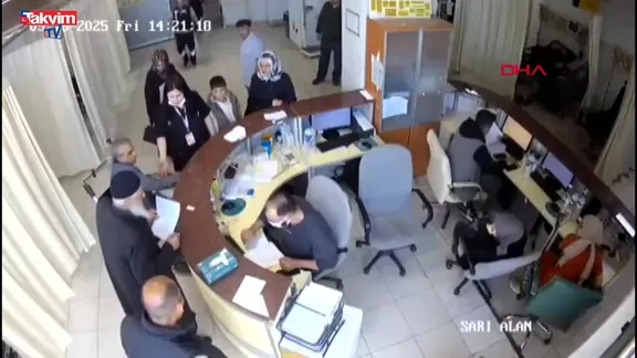 Erzurum’da hasta yakınına kalem fırlatan doktor görüntüler sonrası istifa etti