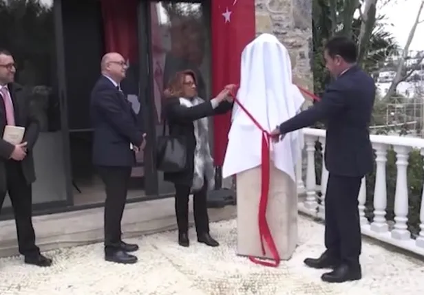 chp-heykelden-vazgecmiyor-bodrum-belediyesi-avram-galanti-bodrumlunun-bustunu-torenle-acti-1641307771074.jpg CHP heykelden vazgeçmiyor! Bodrum Belediyesi Avram Galanti Bodrumlu'nun büstünü törenle açtı-2