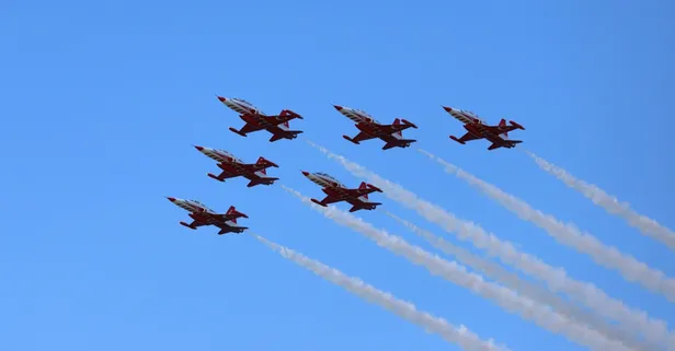 Türk Yıldızları 'TEKNOFEST Karadeniz' için Ordu'da uçtu