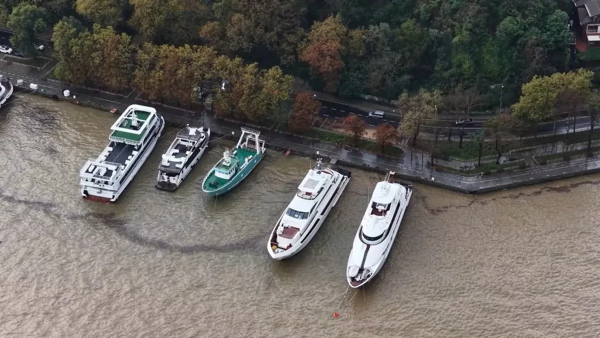 SARIYER'DE YAĞIŞIN ARDINDAN DENİZİN RENGİ KAHVERENGİYE DÖNÜŞTÜ-1