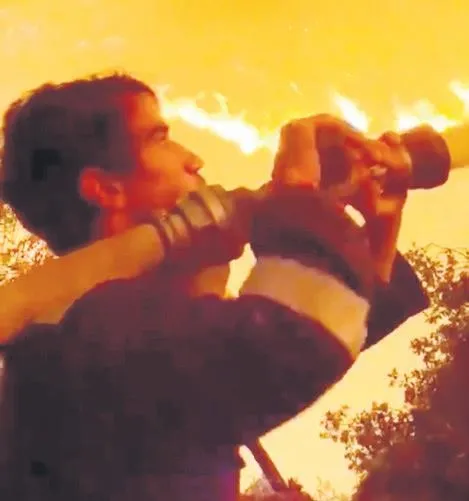 Ünlü oyuncu İbrahim Çelikkol, oturduğu yerden ahkam kesenlerin aksine alevlerin içine daldı-1