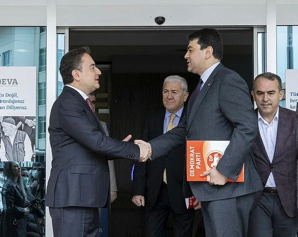 dp-lideri-gultekin-uysal-ittifakin-adayi-tarifiyle-6li-masanin-temeline-dinamit-koymustu-babacana-manidar-ziya-1650363384850.jpeg DP Lideri Gültekin Uysal "ittifakın adayı" tarifiyle 6'lı masanın temeline dinamit koymuştu... Babacan'a manidar ziyaret-4