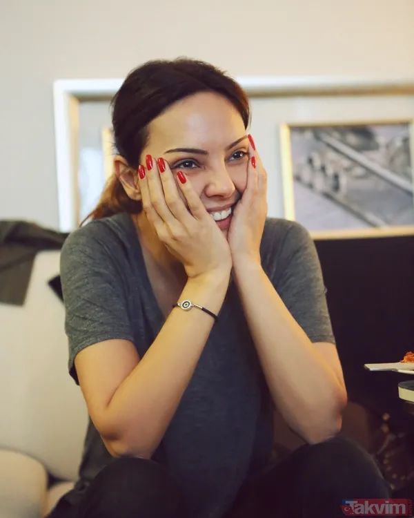 49 yaşındaki Ebru Gündeş hayranlarını korkuttu! Sahnede rahatsızlanınca kulise koştu! İşte son sağlık durumu... - 3