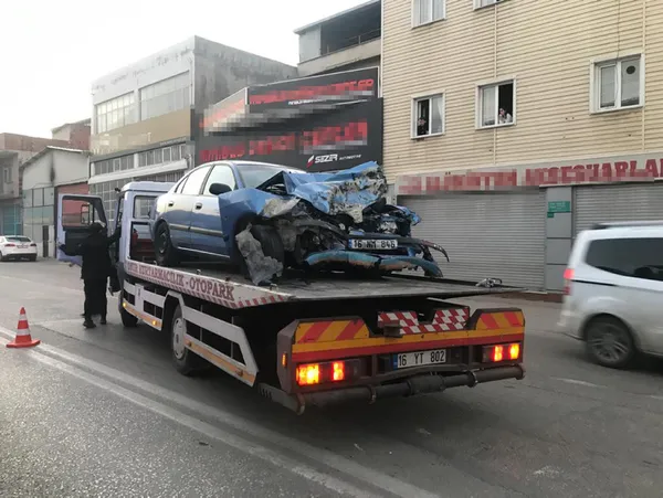 koronavirus-kisitlamasi-sirasinda-bursada-kamyonetiyle-trafikte-olan-surucu-canli-yayin-yaparken-kazayi-kaydetti-1609141999424.jpg Koronavirüs kısıtlaması sırasında Bursa'da kamyonetiyle trafikte olan sürücü canlı yayın yaparken kazayı kaydetti-3