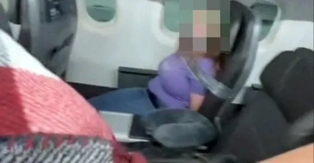 Uçakta zombi var! Yolcuları ısıran vahşi kadını koli bandıyla bağladılar! Rekor ceza