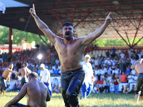 661-tarihi-kirkpinar-yagli-gureslerinde-son-gun-baspehlivanlik-icin-kiyasiya-mucadele-baspehlivan-cengizhan-si-1656869447773.jpg 661. Tarihi Kırkpınar Yağlı Güreşleri'nde son gün! Başpehlivanlık için kıyasıya mücadele! Başpehlivan Cengizhan Şimşek oldu-5