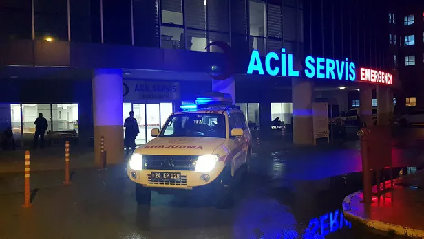 Erzincan'da şarampole devrilen ambulansta 3 sağlık görevlisi yaralandı!-1