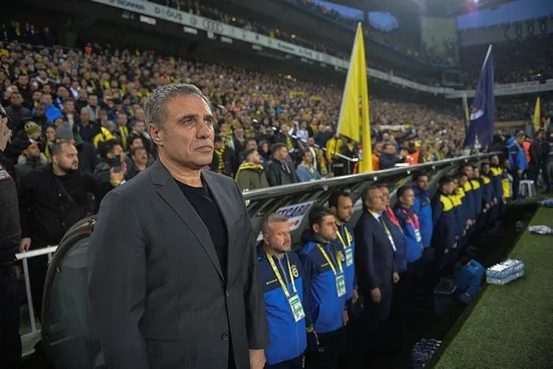 Son dakika: Fenerbahçe - Galatasaray derbisinde Ersun Yanal kırmızı kart gördü-1