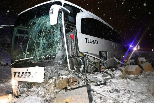 Son dakika: Erzincan'da yolcu otobüsü iş makinesine çarptı! Çok sayıda yaralı var-2