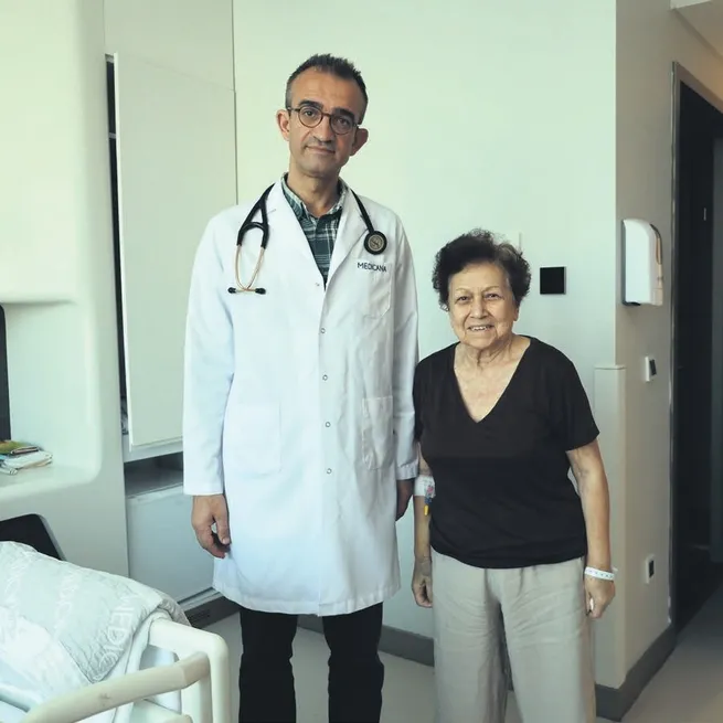 Karın ağrısı diye gitti kalp krizi çıktı: 80 yaşındaki Tülin Güzel kapalı yöntemle hayata tutundu