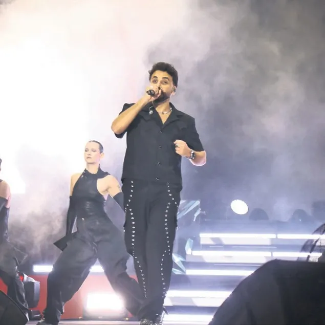 200 bin kişiye konser verdi