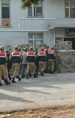 Muş'taki PKK operasyonunda gözaltına alınan muhtarda FETÖ/PDY üyelerinde bulunan F serisi 1 dolar çıktı