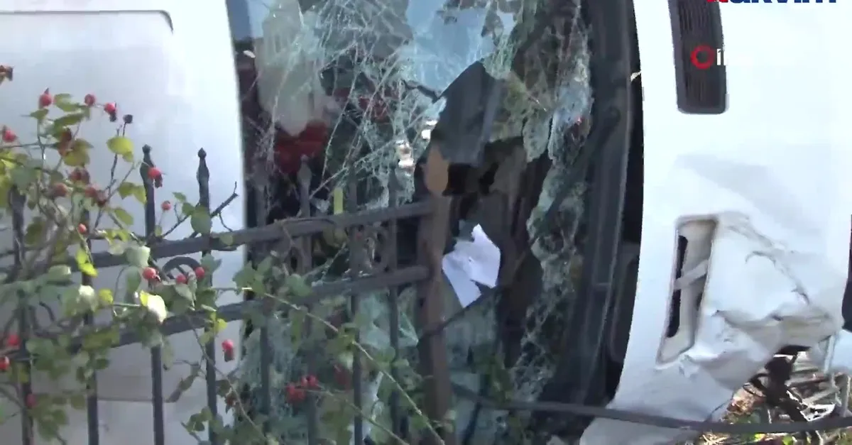 Beyoğlu’nda takla atan kamyon yola devrildi