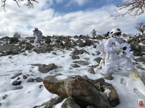 film-sahnesi-degil-hayatin-ta-kendisi-komandolarimizin-operasyon-goruntuleri-1640539454042.jpeg Film sahnesi değil hayatın ta kendisi! Komandolarımızın operasyon görüntüleri...-6