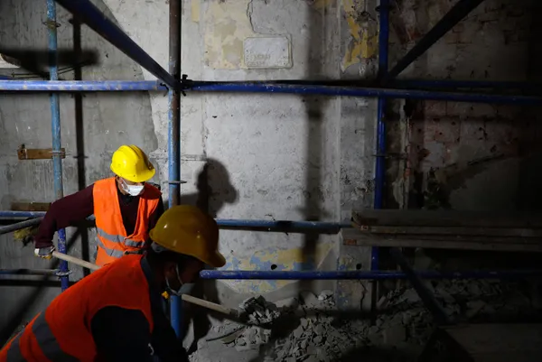 istanbulda-her-gun-yanindan-milyonlar-geciyor-haldun-taner-sahnesinde-sivanin-altindan-kitabe-cikti-1634281508860.jpg Haldun Taner Sahnesi'nin restorasyon çalışmalarında mimar kitabesi bulundu-8