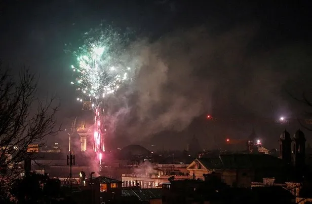 italyanin-baskenti-romada-yilbasi-kutlamasinda-atilan-havai-fisekler-yuzlerce-kusun-olumune-neden-oldu-1609521937433.jpeg İtalya'nın başkenti Roma'da yılbaşı kutlamasında atılan havai fişekler yüzlerce kuşun ölümüne neden oldu-2