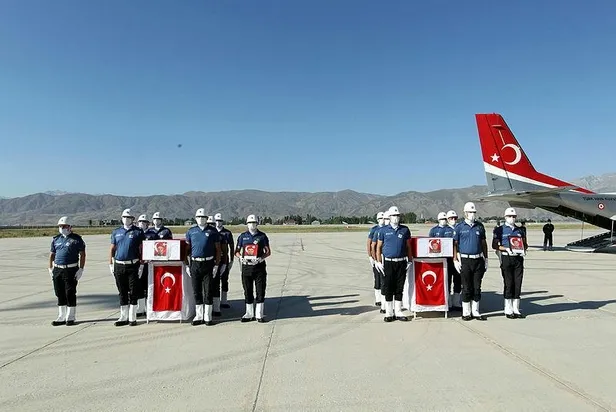 Son dakika: Hakkari'de zırhlı aracın devrilmesi sonucu şehit olan polisler için tören düzenlendi-1