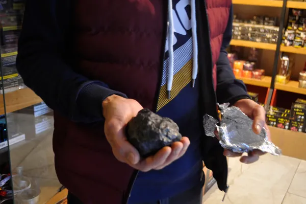 dedesinin-35-yil-once-dagda-bulup-ceviz-kirmak-icin-kullandigi-tasin-goktasi-oldugunu-iddia-etti-1607081009967.jpg Dedesinin 35 yıl önce dağda bulup ceviz kırmak için kullandığı taşın göktaşı olduğunu iddia etti-3