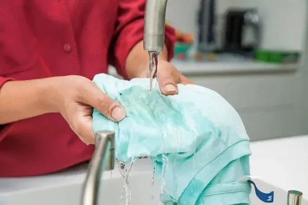 1691322279856.jpeg Silgiyle siler gibi yok ediyor! Çamaşır suyu dökülen kıyafetlerinizi kurtarmanın yolu bulundu! Meğer...-5