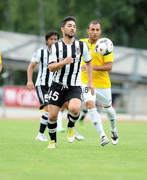 eski-futbolcu-sezer-ozturkun-trafikte-karistigi-cinayet-olayinda-yeni-goruntuleri-ortaya-cikti-abime-nasil-kiydiniz-1632851271036.jpeg Eski futbolcu Sezer Öztürk'ün trafikte karıştığı cinayet olayında yeni görüntüler ortaya çıktı! "Abime nasıl kıydınız"-5