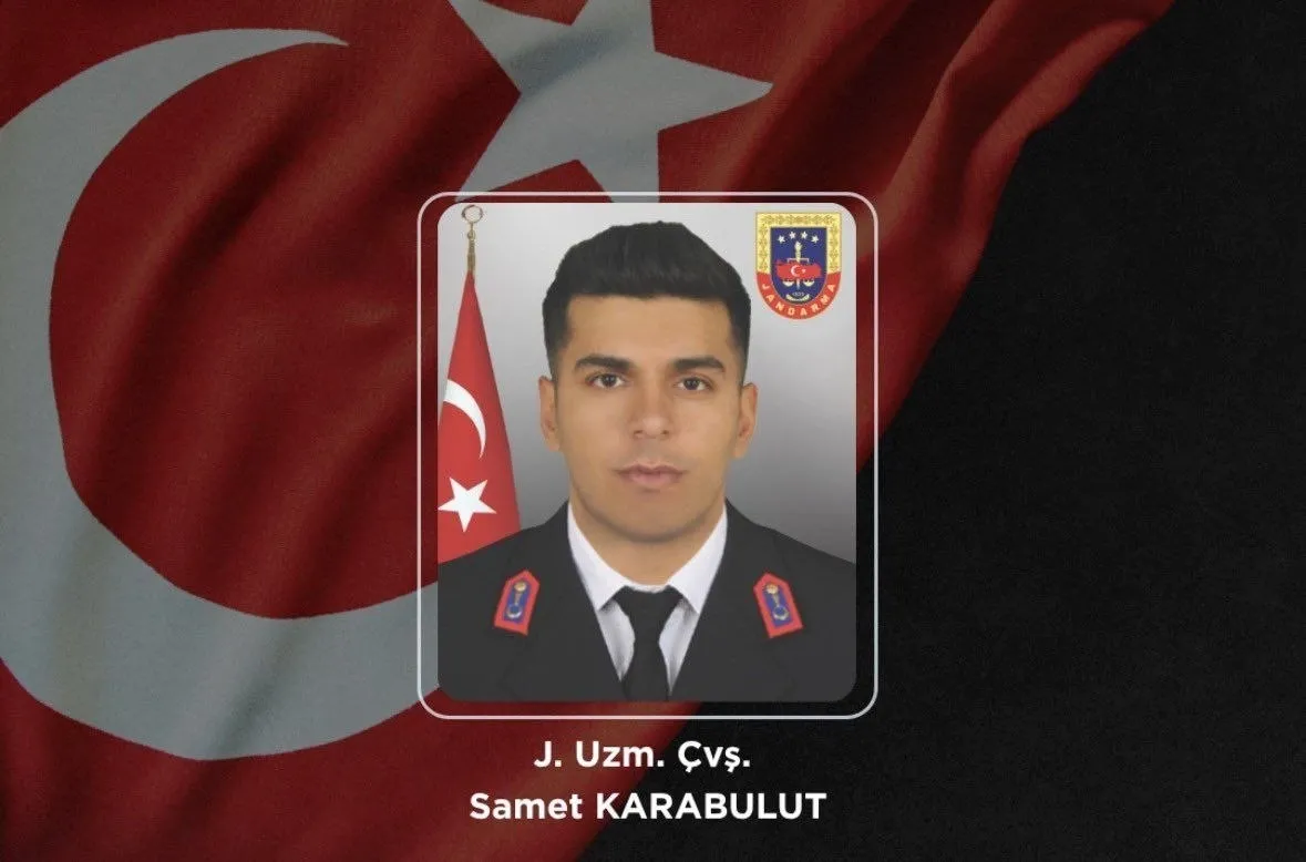 Van-Erciş kara yolunda devriye görevi yürüten jandarma aracına hafif ticari aracın arkadan çarpması sonucu meydana gelen feci kazada Jandarma Uzman Çavuş Samet Karabulut şehadete erdi.