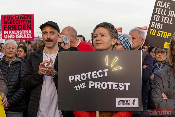 İşgaçi İsrail'in destekçi Joe Biden'a Berlin'de tepki yağdı: Bu senin soykırımın, ABD 1 numaralı terörist... - 10