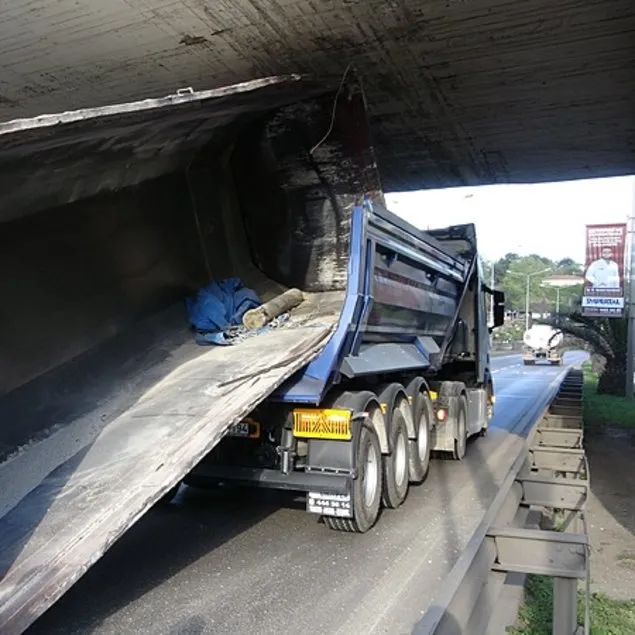 Trabzon’da tır köprüye sıkıştı