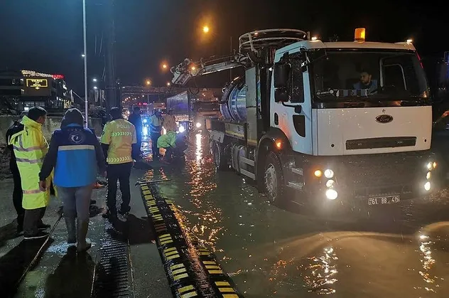 Trabzon'da şiddetli sağanak! Bir iş makinesi suya kapıldı, tek katlı bir ev yıkıldı