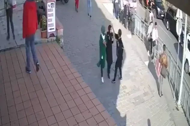 Son dakika: İstanbul'da başörtülü genç kızlara saldırı